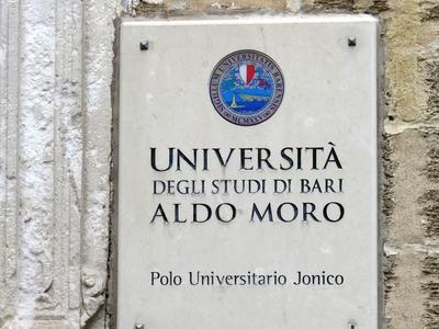 Taranto - Aldo Moro egyetem - Névtábla-stock-foto