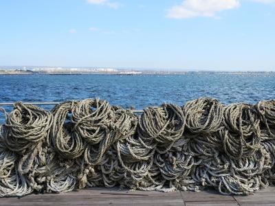 Hajókötél - Taranto - Kikötõ - Olaszország-stock-foto