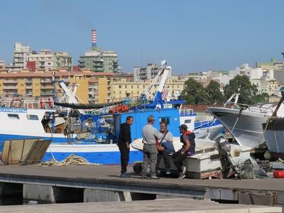Halászok a tarantói halászkikötõben - Olaszország-stock-photo