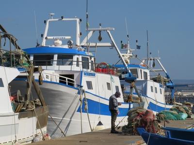 Halász a tarantói halászhajó kikötõben-stock-foto