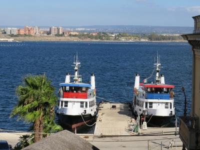 Taranto - Utasszállító hajók - Olaszország-stock-photo