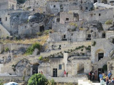 Sziklába vájt lakóházak - Matera kõváros - Olaszország-stock-foto