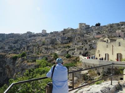 Turista nézi Matera kõvárost és a Gravina-völgyet - Olaszország-stock-photo