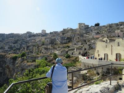 Turista nézi Matera kõvárost és a Gravina-völgyet - Olaszország-stock-foto