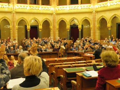 Országos Nyugdíjas Parlament - Szavazás-stock-foto