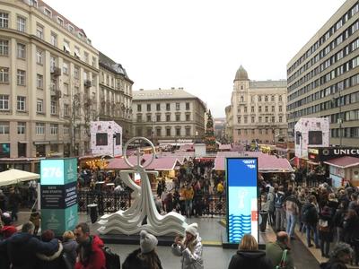 Turisták a budapesti adventi vásáron-stock-photo