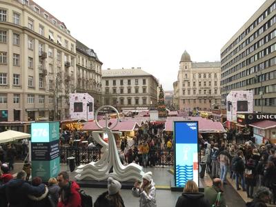 Turisták a budapesti adventi vásáron-stock-foto