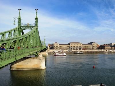 Budapest - Szabadság híd - Corvinus egyetem-stock-foto