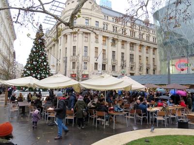 Étkezõ emberek a Vörösmarty téri téli vásáron-stock-photo