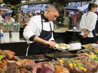 Pincér tálal vendégének - Téli vásár-stock-foto