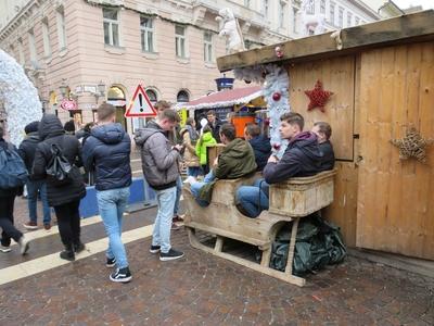 Turisták szánkóban a budapesti adventi vásáron-stock-foto