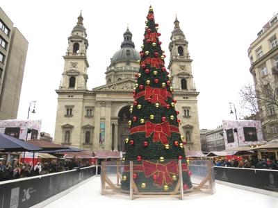 Budapesti adventi vásár - Bazilika - Karácsonyfa-stock-foto