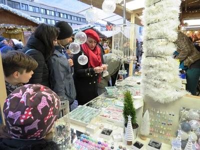 Bizsuárus pult az adventi vásáron-stock-foto