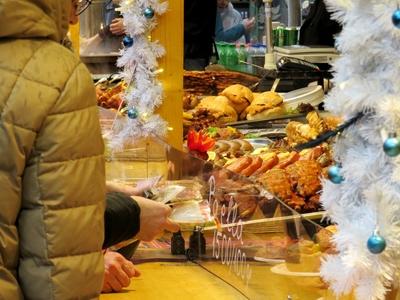 Ételes pult az adventi vásáron - Budapest-stock-foto