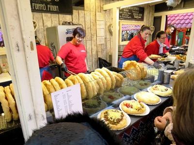 Lángos a Vörösmarty téri téli vásáron-stock-photo