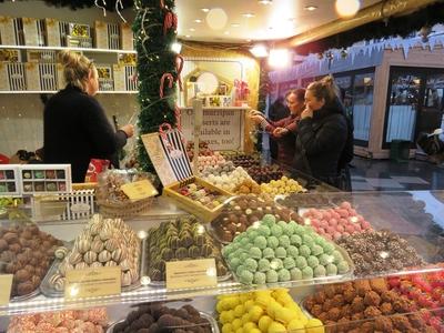 Mignonok a Vörösmarty téri téli vásáron-stock-foto