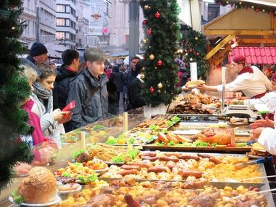 Turisták egy ételpultnál a Vörösmarty téren-stock-photo