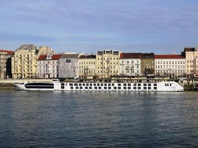 Turistahajó a Dunán-stock-foto