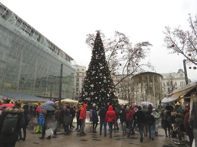 Karácsonyfa a Vörösmarty téren-stock-photo