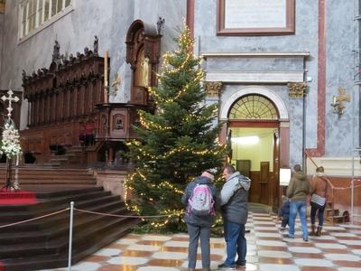 Karácsonyfa az esztergomi bazilikában-stock-photo