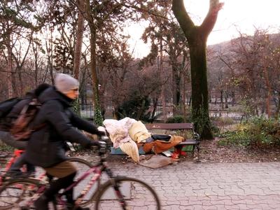 Hajléktalan szálláshelye egy budai padon-stock-foto