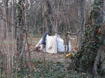 Hajléktalan sátra a Népligetben-stock-foto