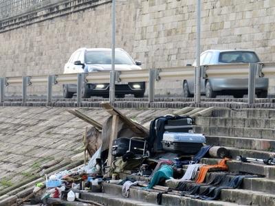 Hajlékltalan kalibája a budai rakpart lépcsõjén-stock-foto