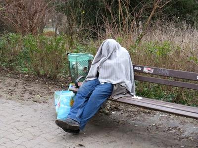 Hajléktalan alszik egy padon Budán-stock-foto