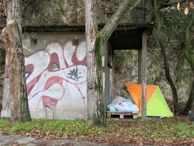 Hajléktalan sátra a Gellértr hegy tövében-stock-foto