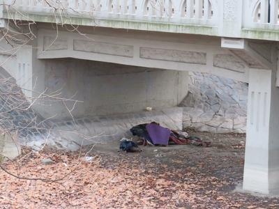 Hajléktalan alvóhelye a Vajdahunyad vár tövében-stock-foto