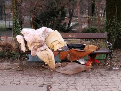 Hajléktalan szálláshelye egy budai padon-stock-foto