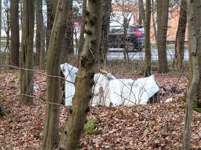 Hajléktalan sátor Hûvösvölgyben-stock-foto