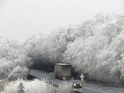 Téli táj - Zúzmara - Országút-stock-foto
