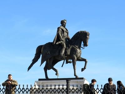 Gróf Andrássy Gyula lovasszobra a Kossuth téren-stock-foto