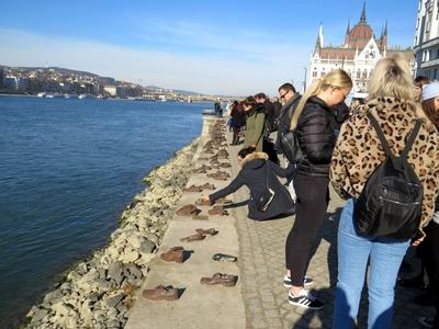 Cipõk a Dunaparton - Holokauszt emlékmû - Budapest-stock-foto