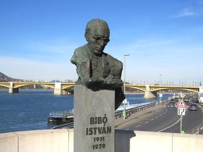 Bibó István mellszobra Budapesten-stock-foto