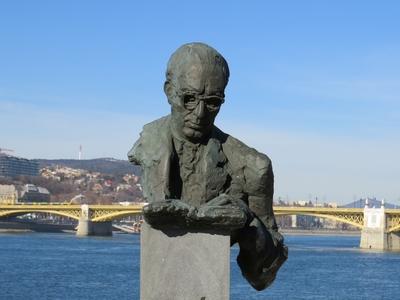 Bibó István mellszobra a Dunánál-stock-foto