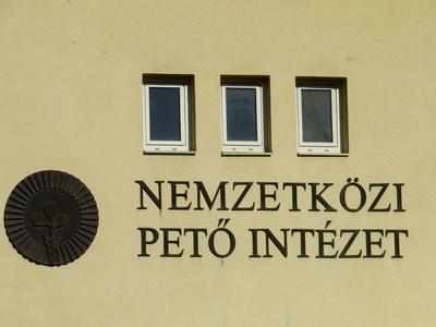 Nemzetközi Petõ Intézet - Budapest - Név felirat-stock-photo