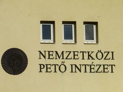 Nemzetközi Petõ Intézet - Budapest - Név felirat-stock-foto