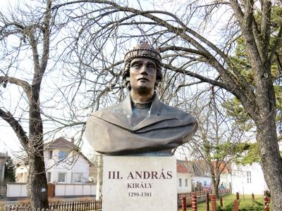 III. András király mellszobra Bölcskén-stock-foto