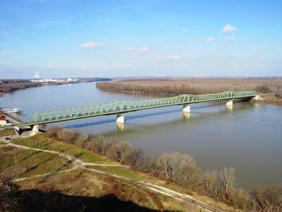 Duna-híd Dunaföldvárnál-stock-foto