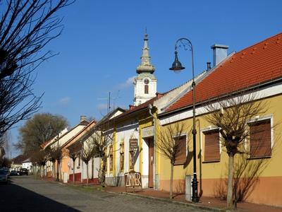 Dunaföldvári utca templomtoronnyal-stock-foto