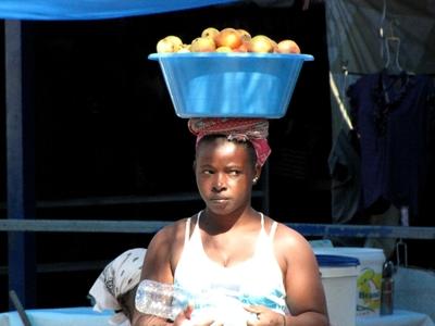 Cape Verde - Africal Apple vendor - Market - Praia-stock-foto