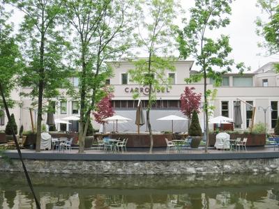 Cluj-Napoca (Kolozsvár), 9 May 2017Details of the Central Park (Parcul Central): the Carrousel and the Boating Lake.A Központi Park (Parcul Central) részlete: a Carrousel és a csónakázó tó.-stock-foto