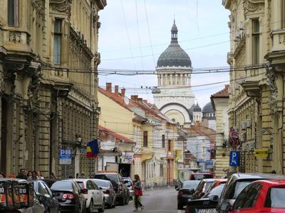 Cluj-Napoca (Kolozsvár), 8 May 2017Iuliu Maniu street and Assumption Cethedral.A Iuliu Maniu utca és a Szûzanya mennybemenetelese katedrális kupolája. Neo-bizánci stílus (1933).-stock-foto
