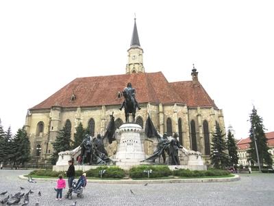 Cluj-Napoca (Kolozsvár), 8 May 2017The St. Michael Church and the Monument of King Mathias.A Szent Mihály templom (1487) és a Mátyás király emlékmû. A szobor Fadrusz János alkotása 1902-bõl.-stock-foto
