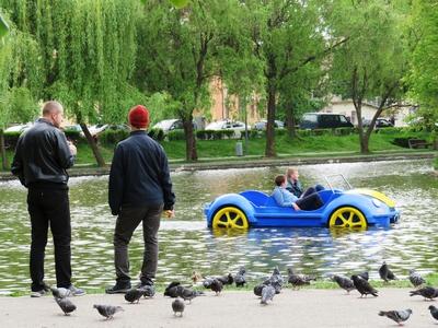 Cluj-Napoca (Kolozsvár), 9 May 2017Details of the Central Park (Parcul Central): the Boating Lake.A Központi Park (Parcul Central) részlete: a csónakázó tó.-stock-foto