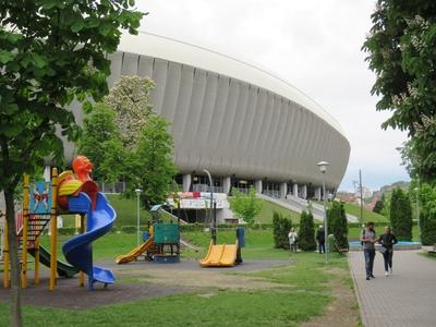 Cluj-Napoca (Kolozsvár), 9 May 2017The Cluj-Napoca Arena, Universitatea Cluj Stadium. Playground foreground.A Kolozsvár Aréna, az Universitatea Cluj stadionja. Elõtte gyermekjátszótér.-stock-foto
