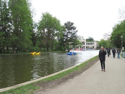 Cluj-Napoca (Kolozsvár), 9 May 2017Details of the Central Park (Parcul Central): the Carrousel and the Boating Lake.A Központi Park (Parcul Central) részlete: a Carrousel és a csónakázó tó.-stock-foto