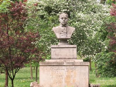 Cluj-Napoca (Kolozsvár), 9 May 2017Bust of the romanian poet, drama writer and former Prime Minister of Romanian Monarchy, Octavian Goga.Octavian Goga (1881-1938)  román költõ, drámaíró, politikus, miniszter, a Román Királyság miniszterelnökének mellszobra. Ioan Mihele 1987-ben készült alkotása.-stock-foto